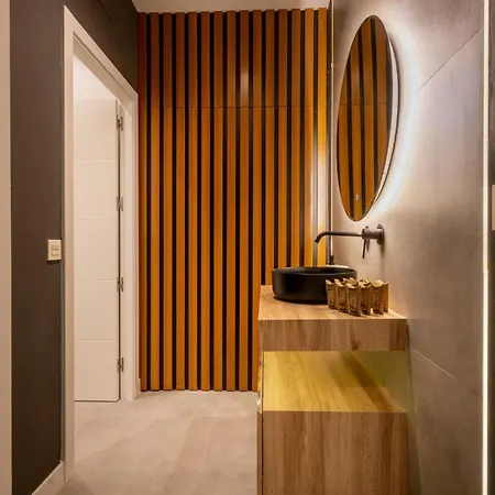 Elegant - 2 Bd 1 Bth - Center